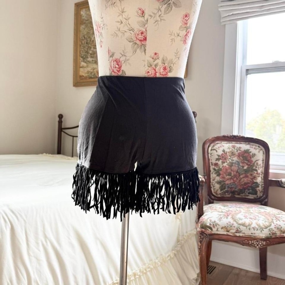 Y2K Windsor‎ fits like a medium black high rise shorts with fun fringe